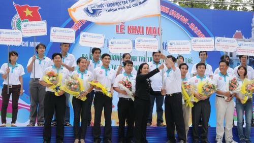 Jóvenes voluntarios dan consultas científicas a obreros y campesinos